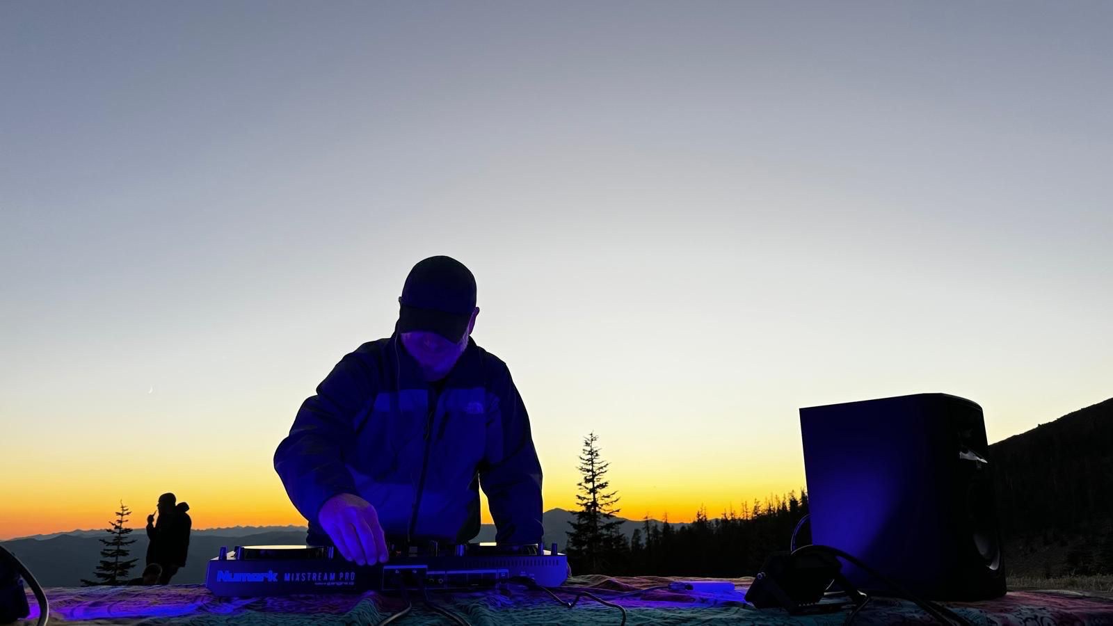 ILLUMiNA live, sunset